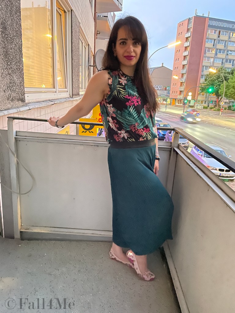 Spring feelings in summer with transparent clothes, floral print and a maxi pleated skirt.