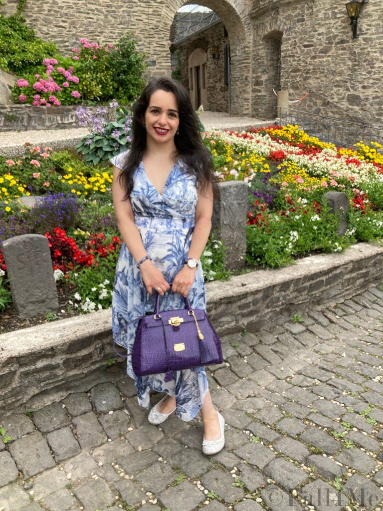 A relaxed layering, no strict cuts and fluent material are the summer cuts and clothes.