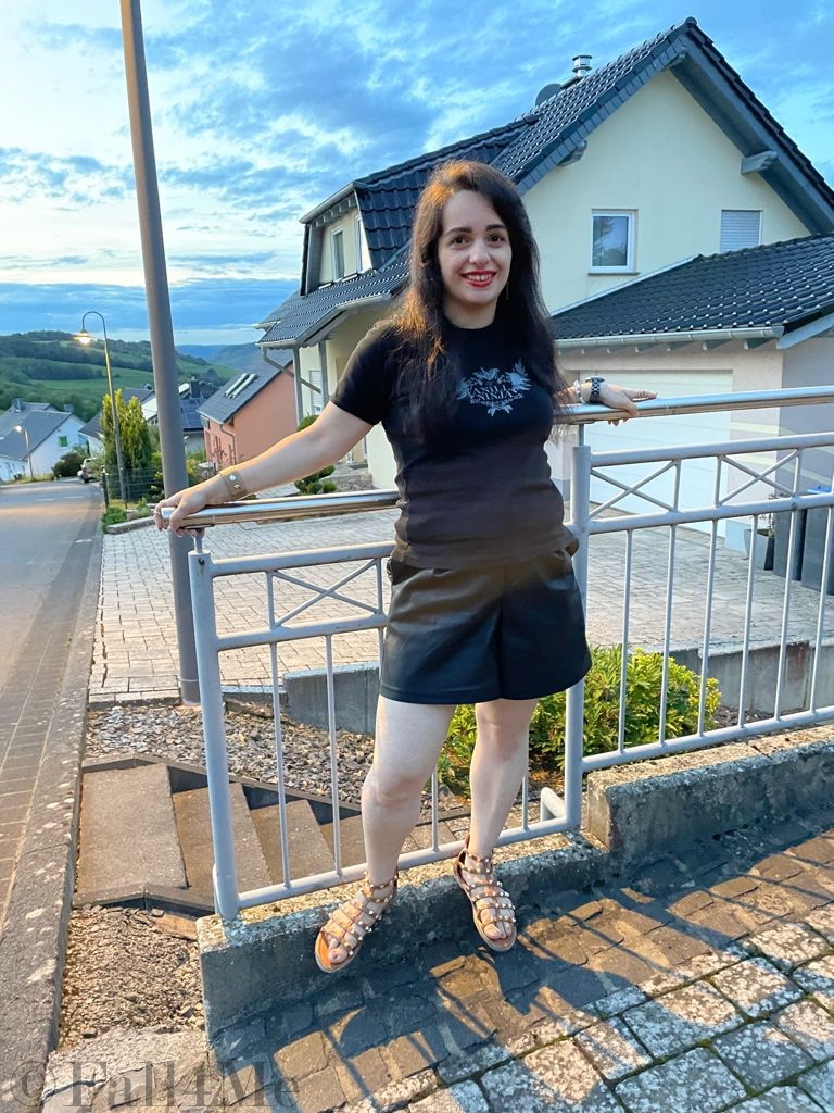 Trend item shorts worn with a Vanilla Ninja t-shirt and combined with trendy orange make-up.