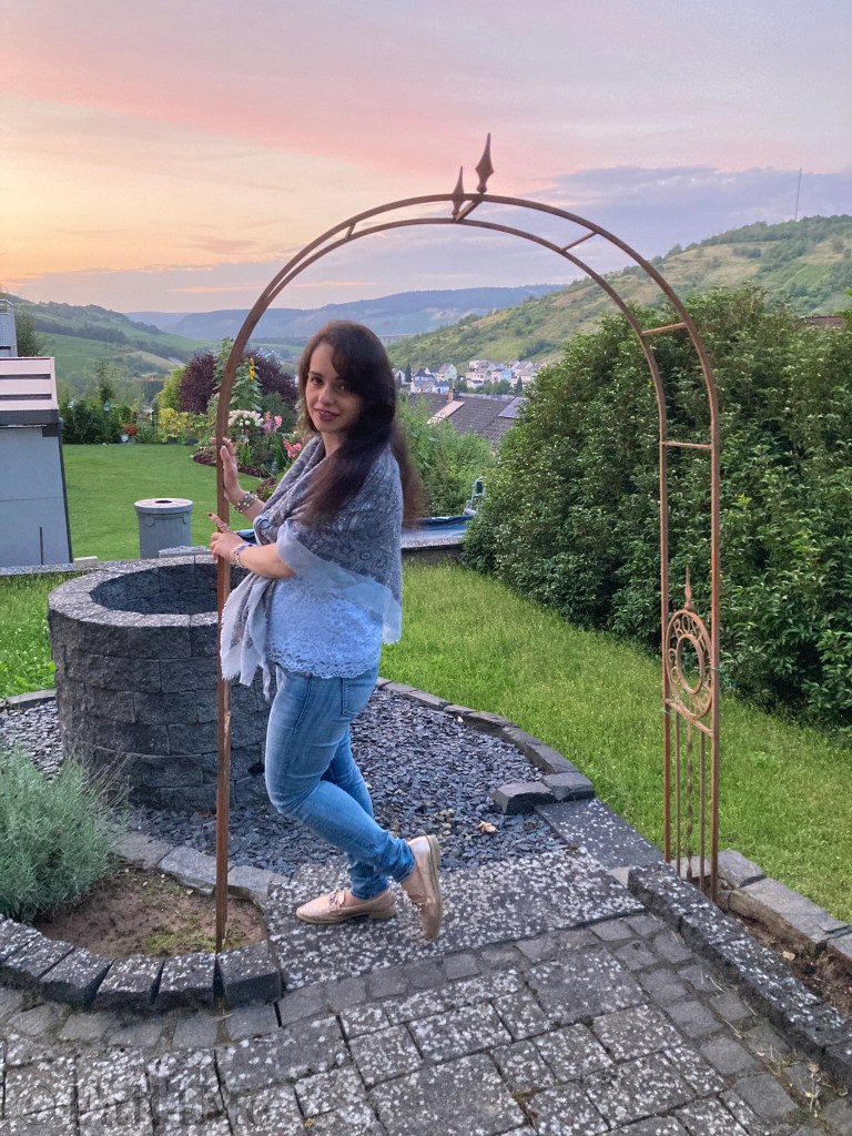 A look tone in tone based on the elemental color of the trend item with the paisley pattern.