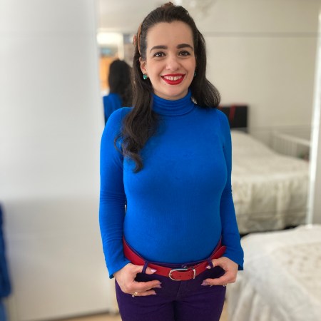 Color-blocking style with a trendy pink bag and colorful stud earrings.