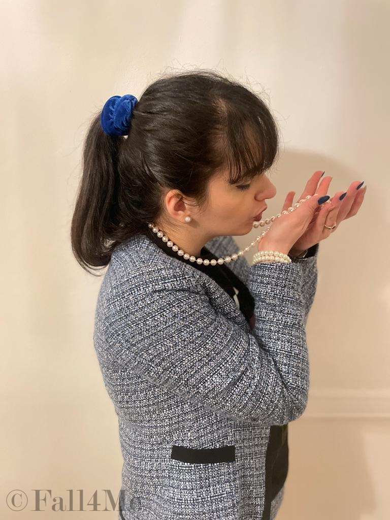 Style-break with a statement-shirt and brocade for the spring jewelry pearls.