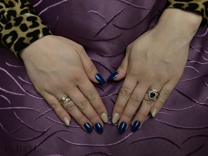 Nail-art in indigo combined with beige.