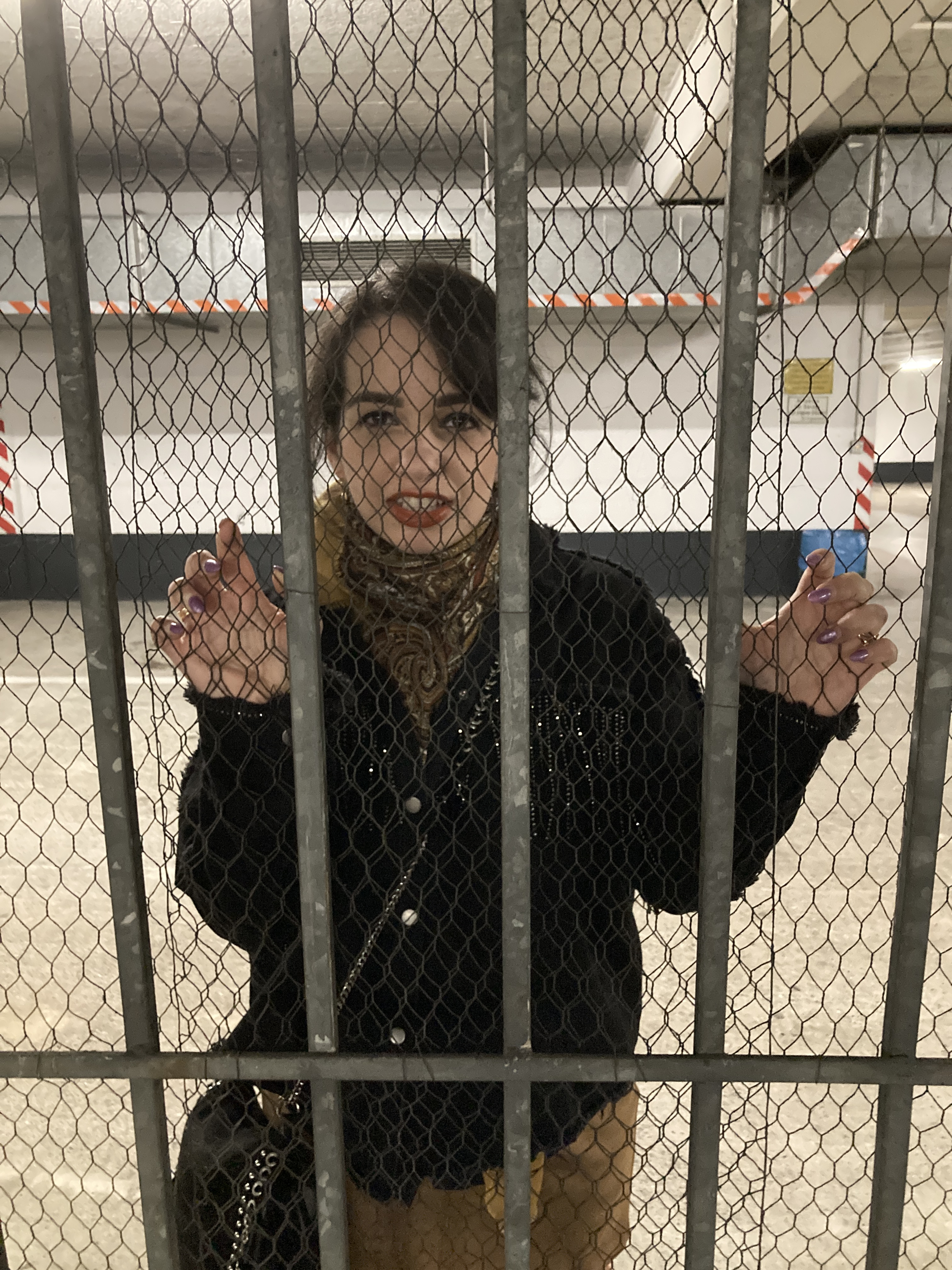 The infamous fringes denim jacket by Zara and a fringe-bag combined with cognac.