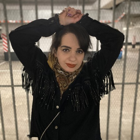 The infamous fringes denim jacket by Zara and a fringe-bag combined with cognac.