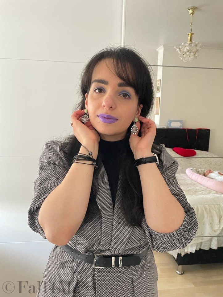 Spring trends combined in clothing, make-up and accessories.