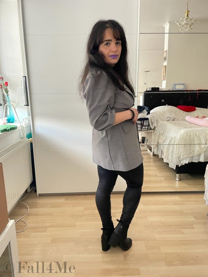 Spring trends combined in clothing, make-up and accessories.