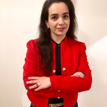 A strong red blazer as key piece to gather many autumn-trends.