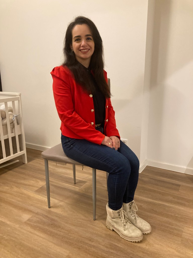 A strong red blazer as key piece to gather many autumn-trends.