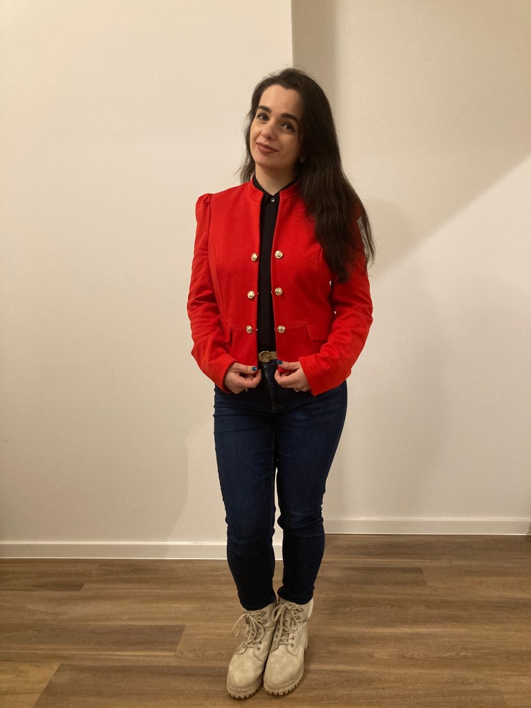 A strong red blazer as key piece to gather many autumn-trends.