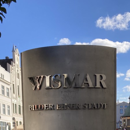 A pillar introducing Wismar.