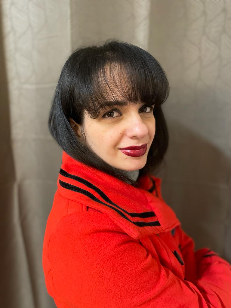 A red maxi-coat as good mood autumn-look.