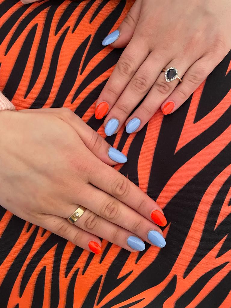 The favorite nail-art of 2022 is neon orange with pastel blue