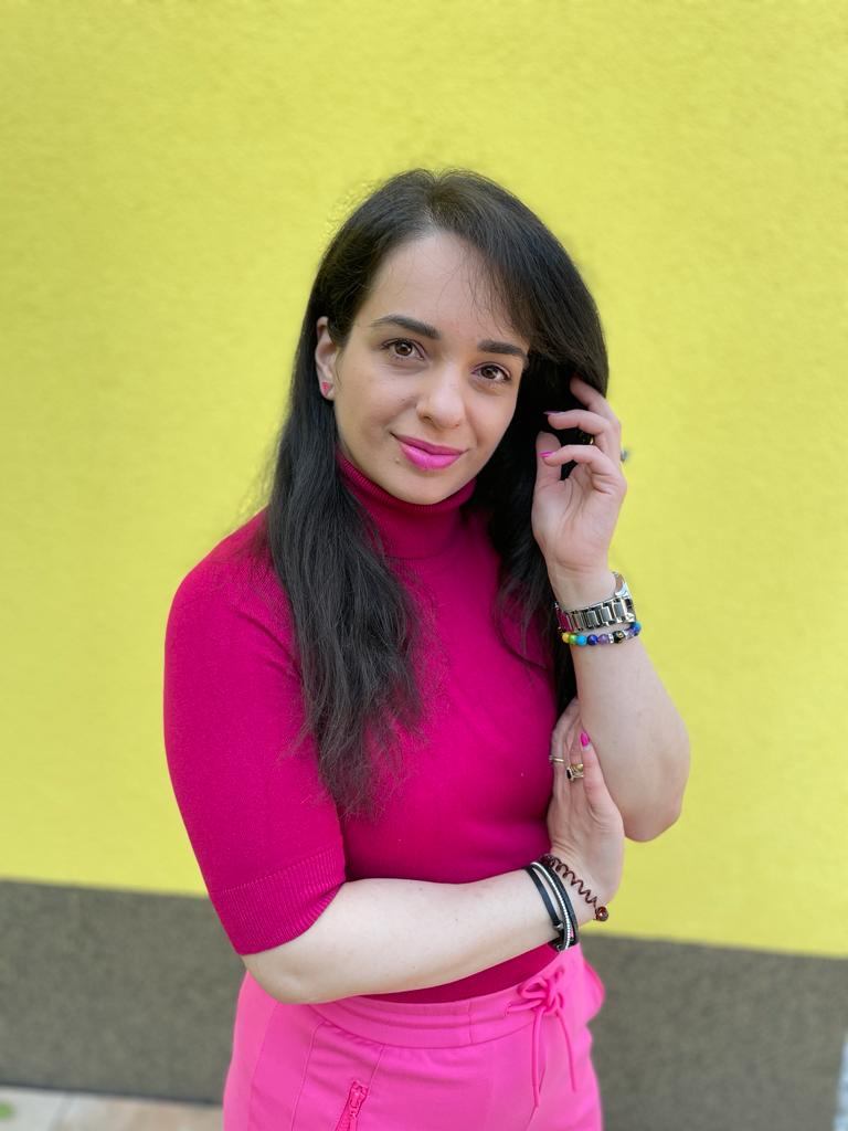 A look and make-up completely in pink with black combat boots.