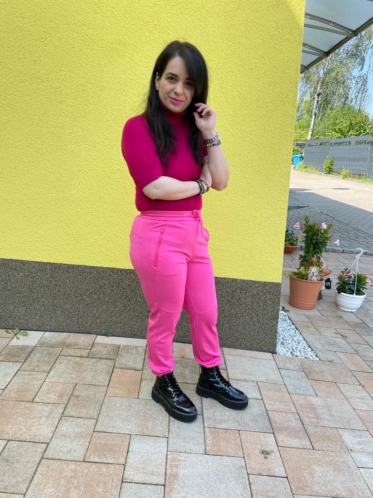 A look and make-up completely in pink with black combat boots.