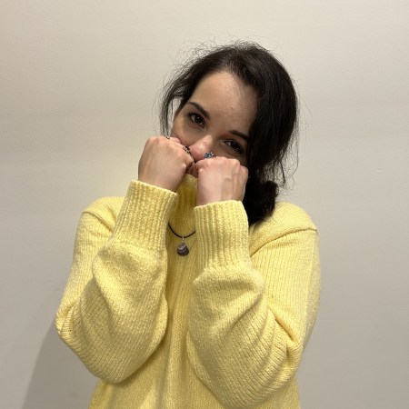 A look all over in lemon yellow based on a wool pullover and completed with black ankle boots.