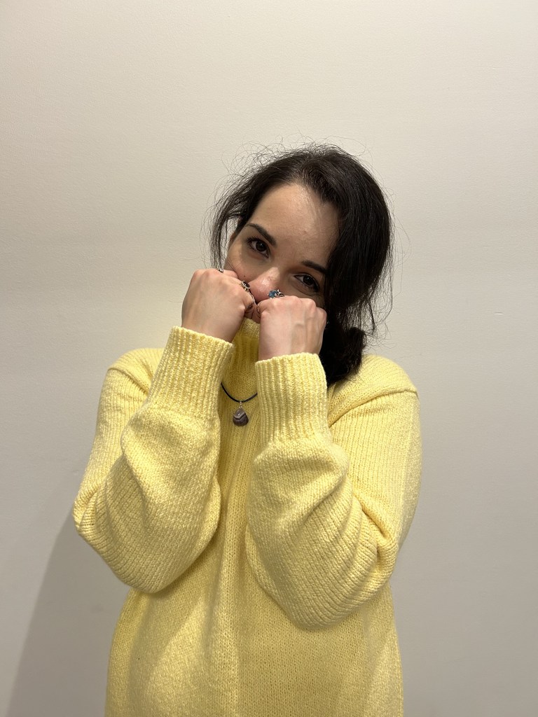 A look all over in lemon yellow based on a wool pullover and completed with black ankle boots.