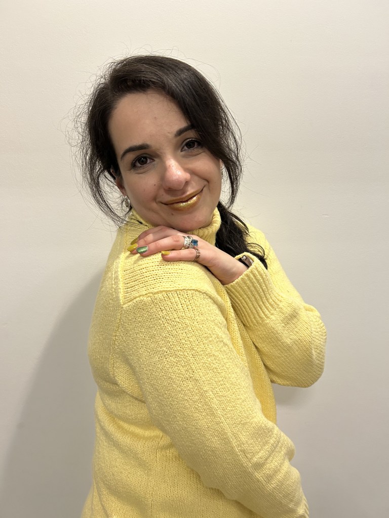 A look all over in lemon yellow based on a wool pullover and completed with black ankle boots.