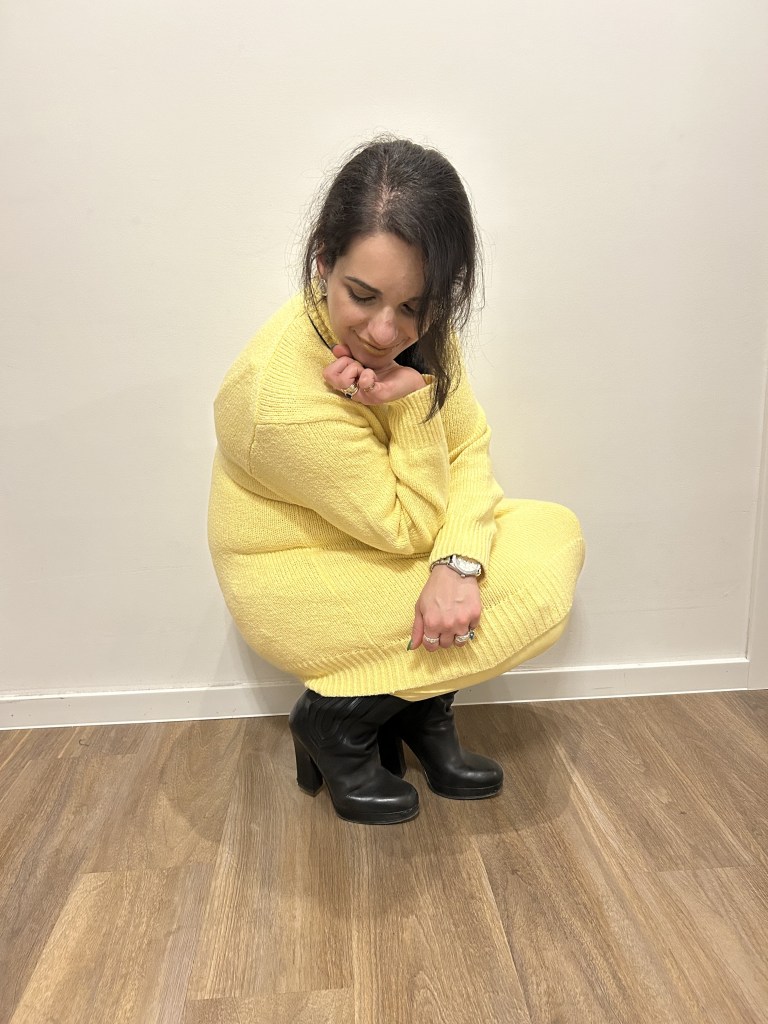 A look all over in lemon yellow based on a wool pullover and completed with black ankle boots.