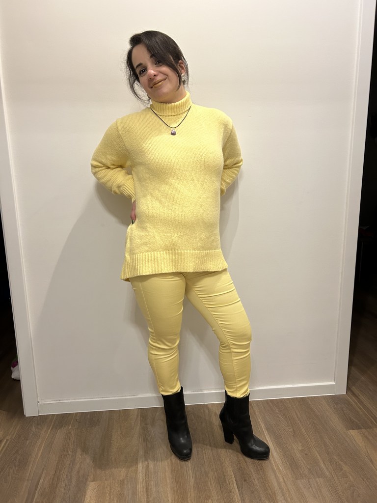 A look all over in lemon yellow based on a wool pullover and completed with black ankle boots.