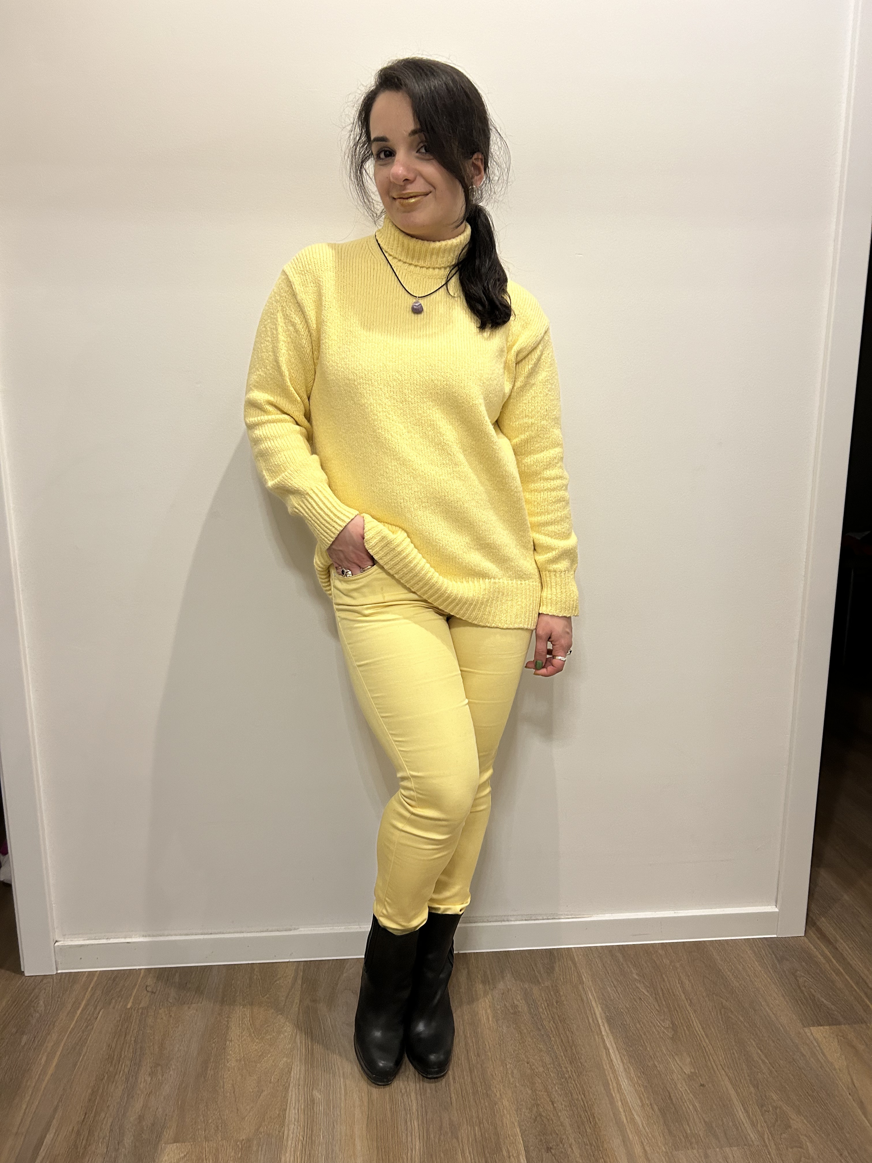A look all over in lemon yellow based on a wool pullover and completed with black ankle boots.
