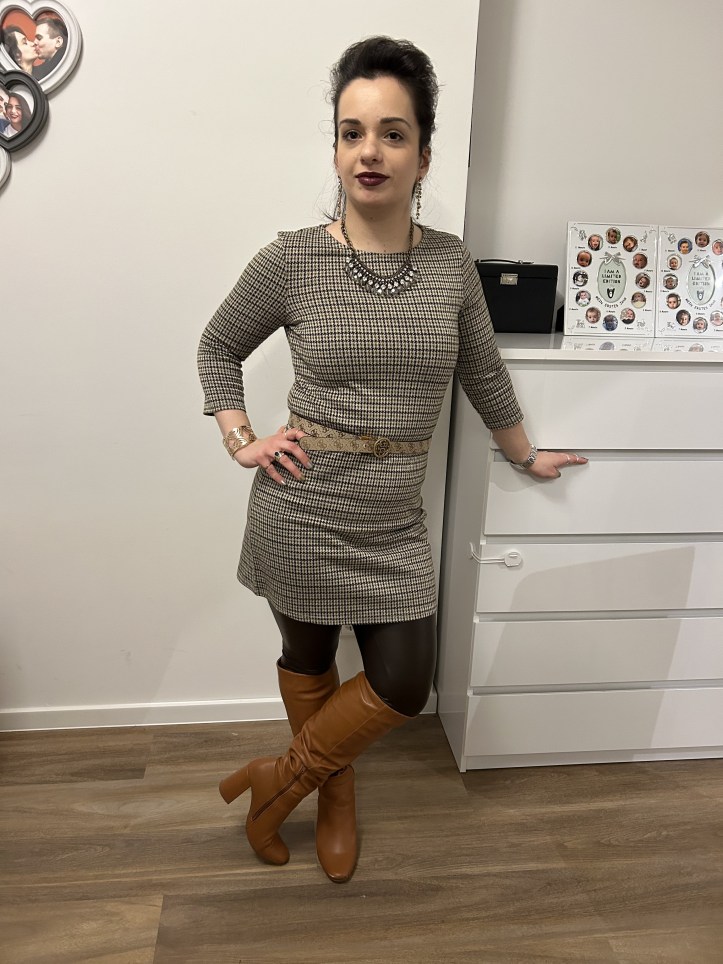 An outfit in corporate core pattern, figure hugging faux-leather leggings in dark green and overknees.