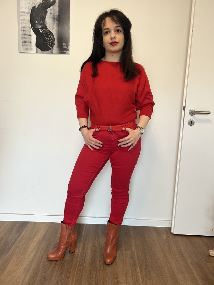 A look completely in red where also the make-up is red.