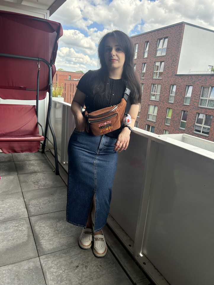 The skirt of the season combined with a cable stitch t-shirt.