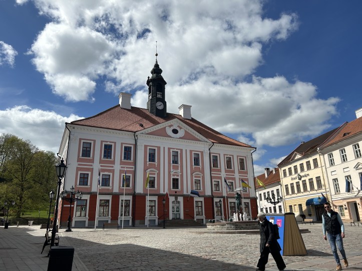 The town hall of Tartu with two notable sculptures.