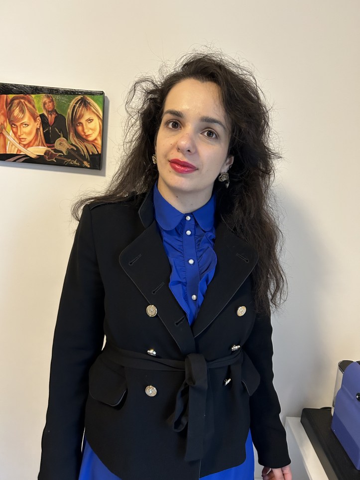 The Dior-silhouette in a blue dress and black contrasts with a red lipstick by Dior