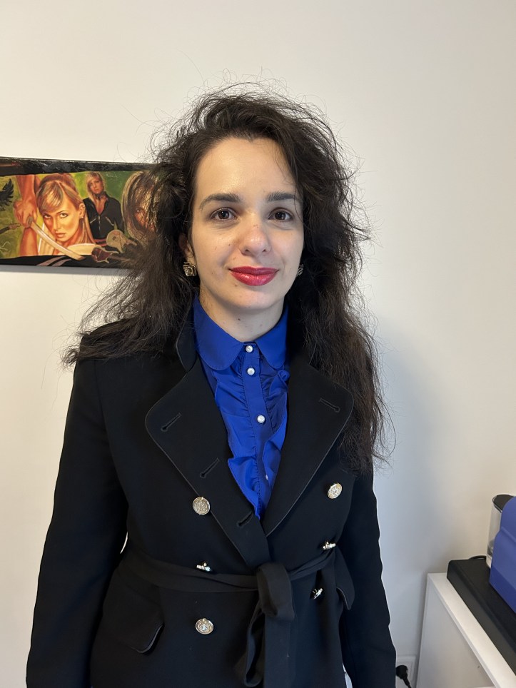 The Dior-silhouette in a blue dress and black contrasts with a red lipstick by Dior