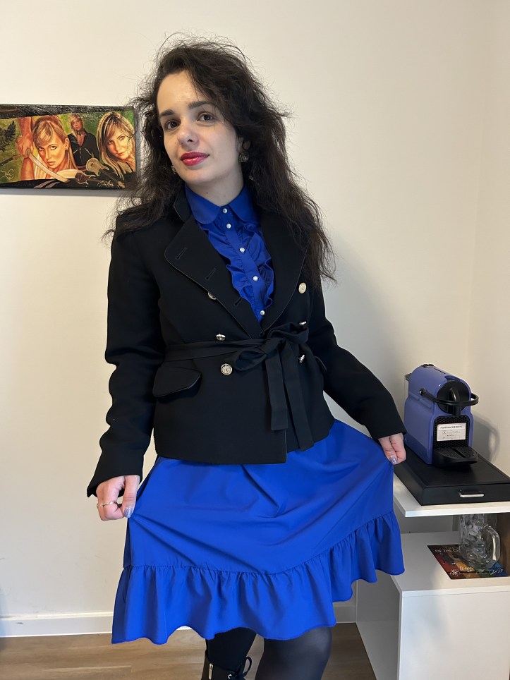 The Dior-silhouette in a blue dress and black contrasts with a red lipstick by Dior