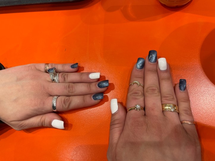 Nails in the color of the Estonian flag: Blue and white.