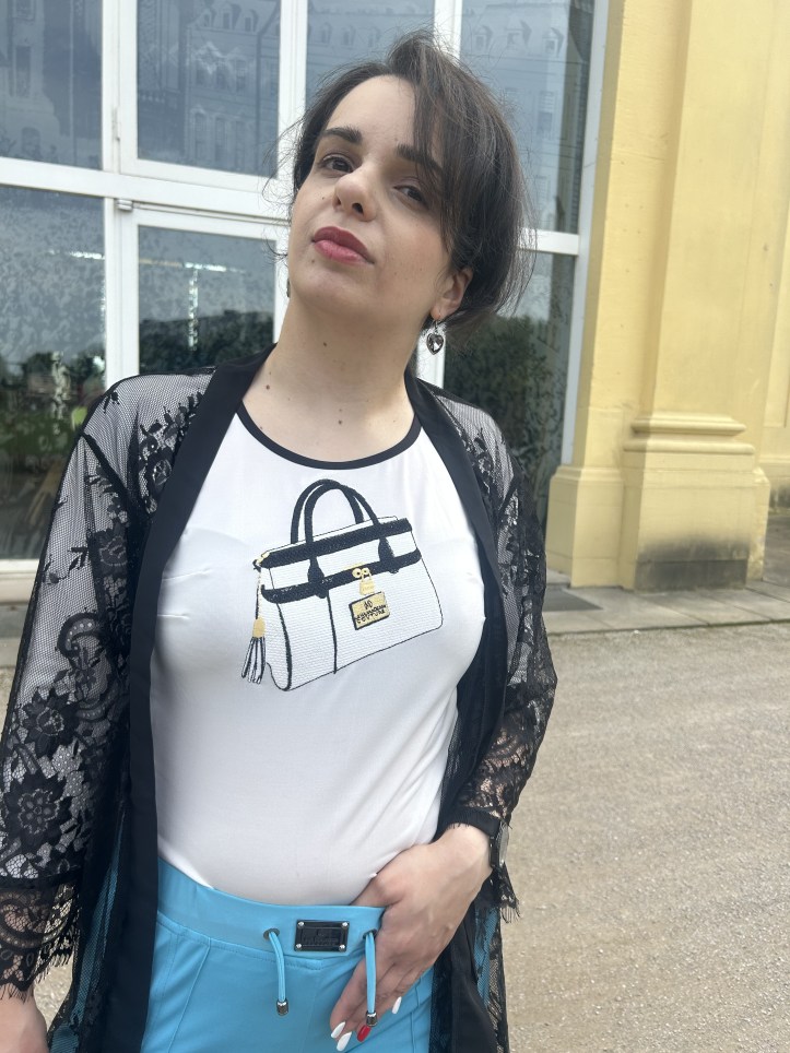 The style of the season in black and white contrasted by turquoise and high craftmanship.