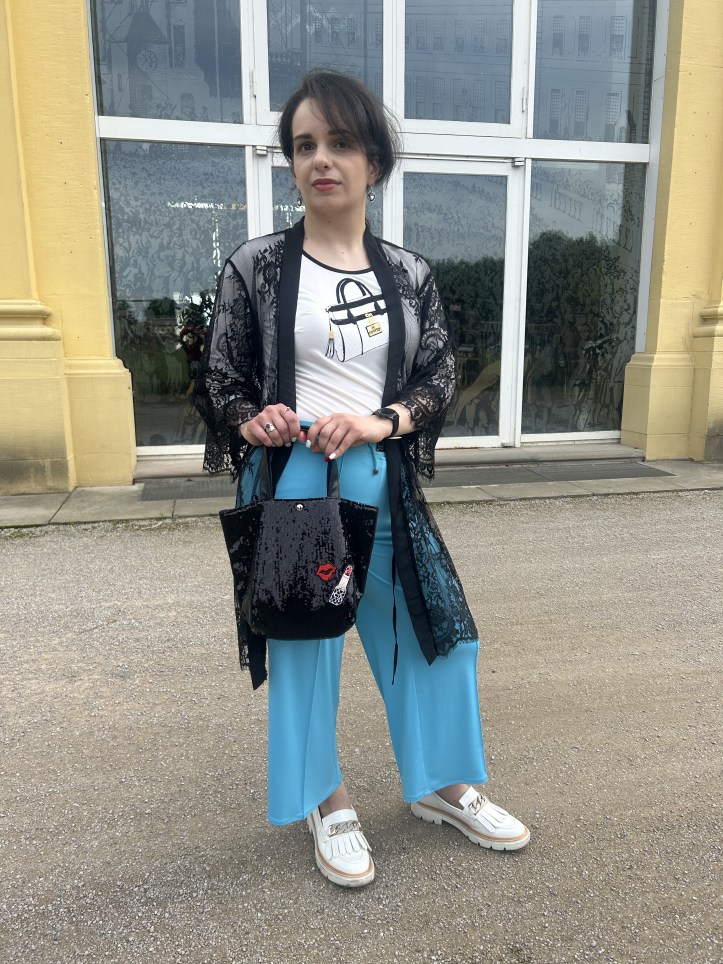 The style of the season in black and white contrasted by turquoise and high craftmanship.