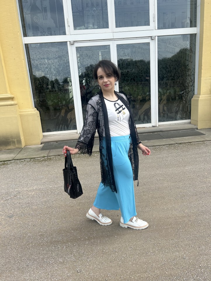 The style of the season in black and white contrasted by turquoise and high craftmanship.