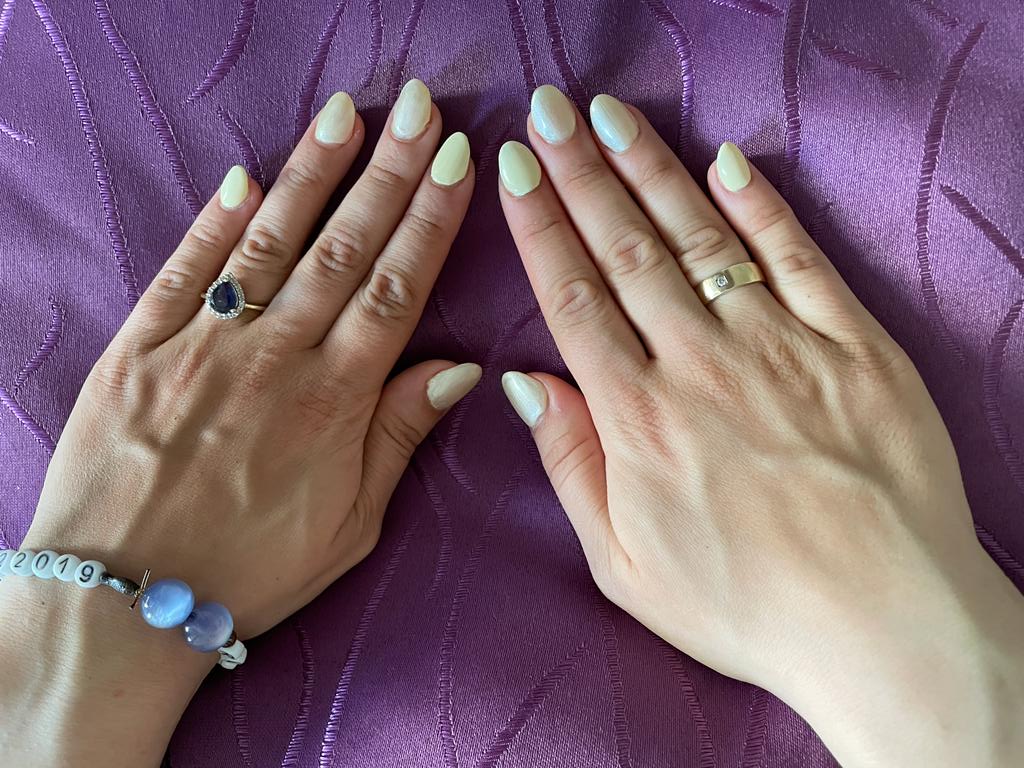Nails in pastel-yellow: matte and shiny.