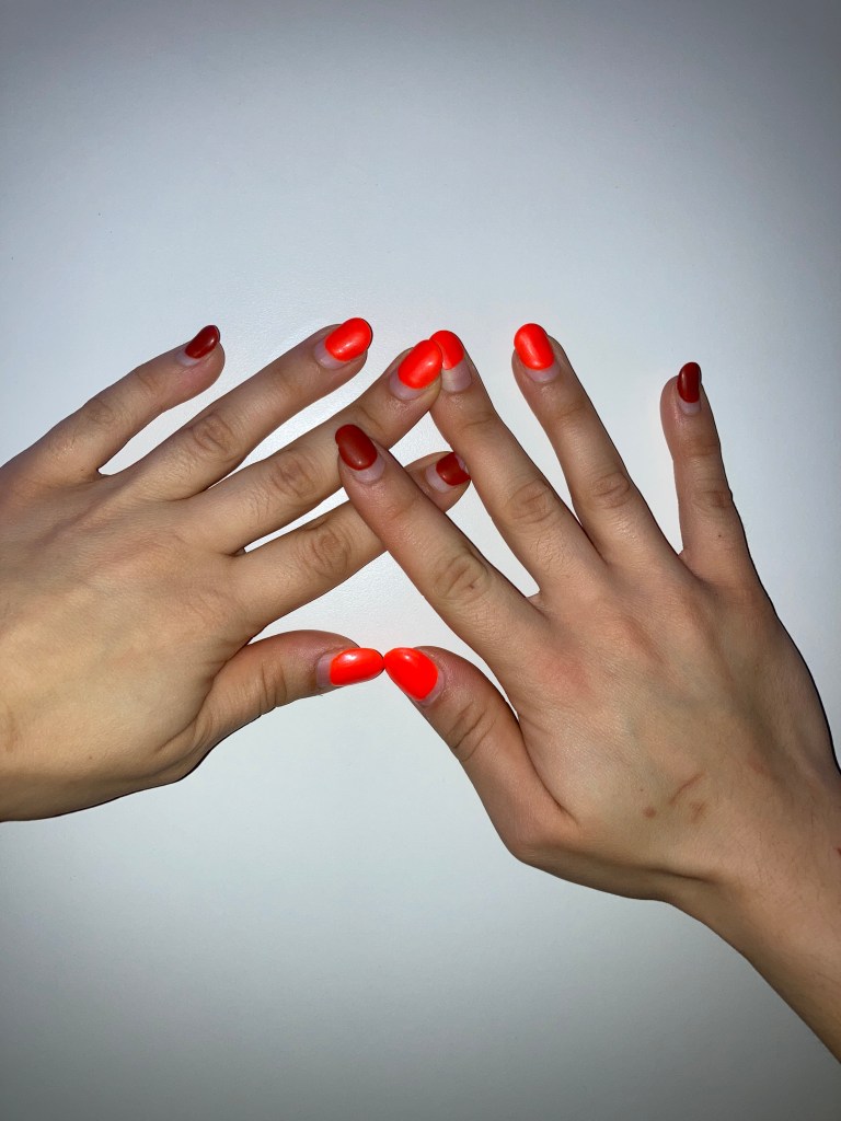 Autumn nail-art in orange and brown.