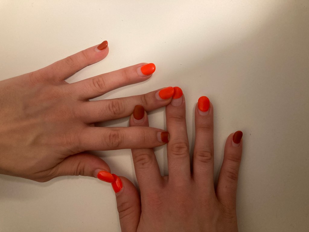 Autumn nail-art in orange and brown