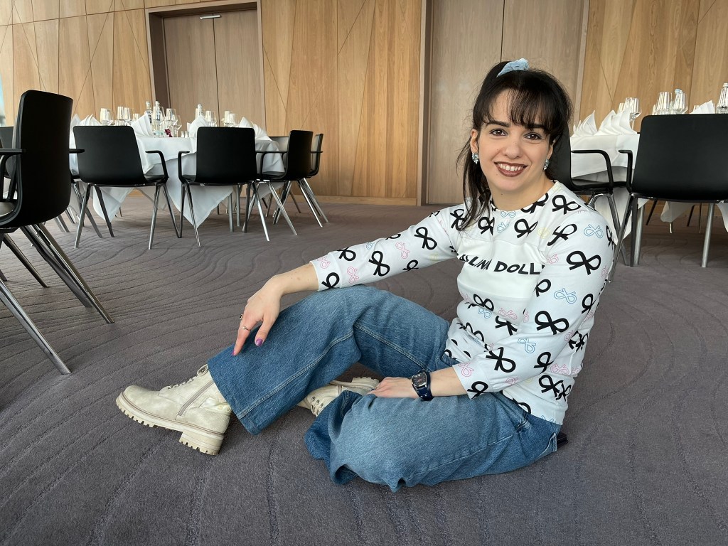 A basic look with blue jeans and a white shirt.