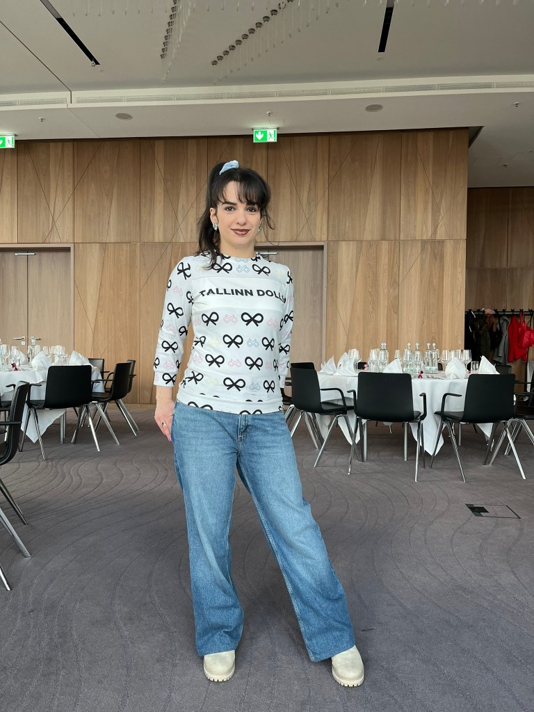 A basic look with blue jeans and a white shirt.