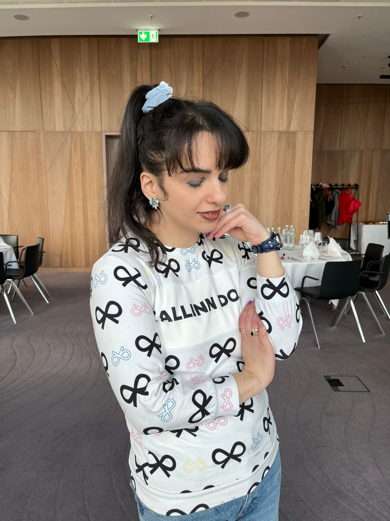 A basic look with blue jeans and a white shirt.