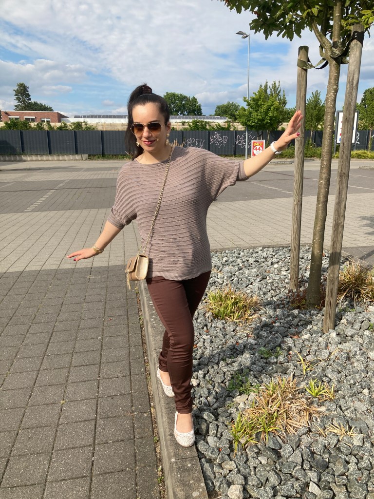 The color of nature (brown) combined with shell-shaped beach accessories in gold and black and white.