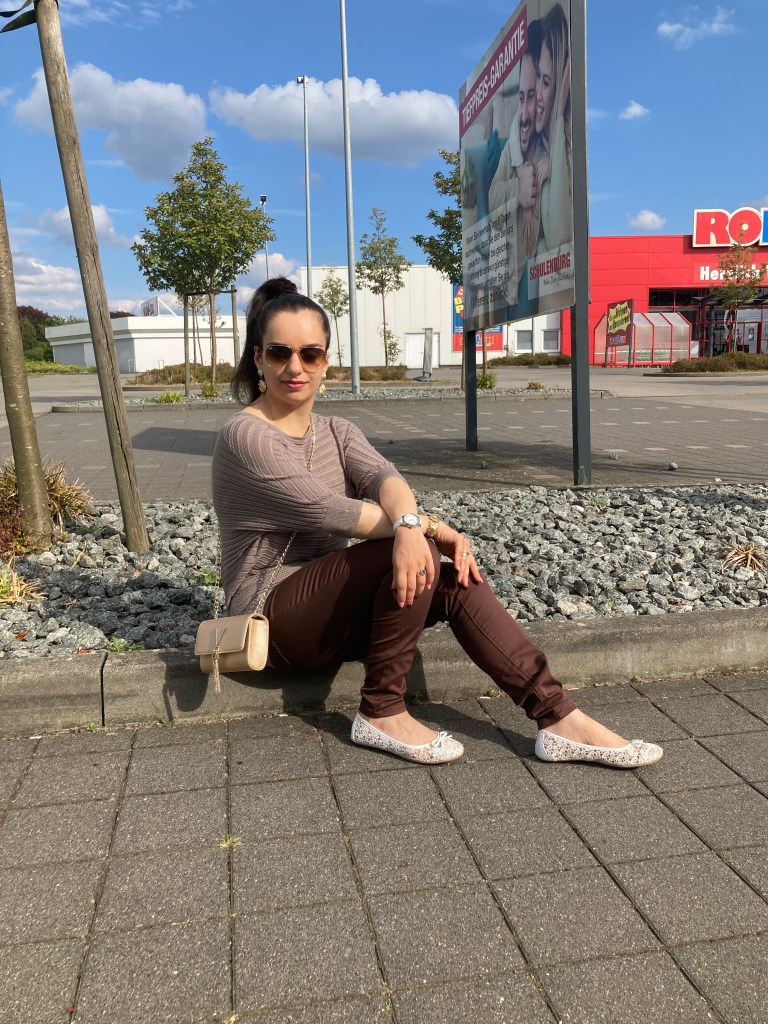 The color of nature (brown) combined with shell-shaped beach accessories in gold and black and white.