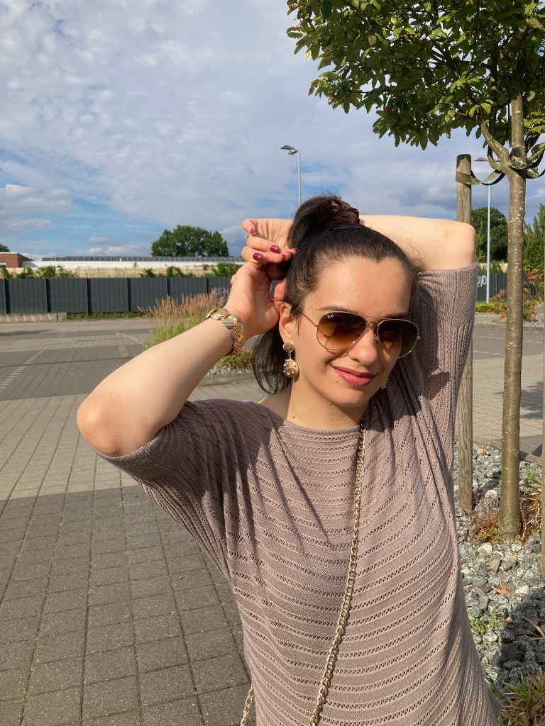 The color of nature (brown) combined with shell-shaped beach accessories in gold and black and white.