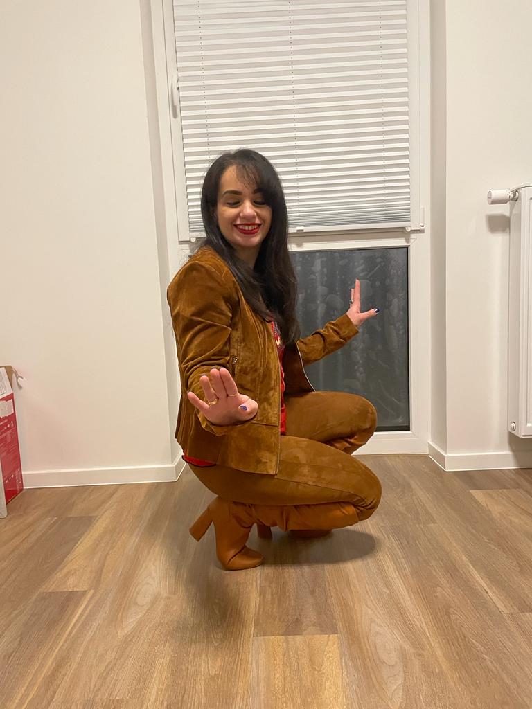 Red/cognac-colored leather from head to toe.