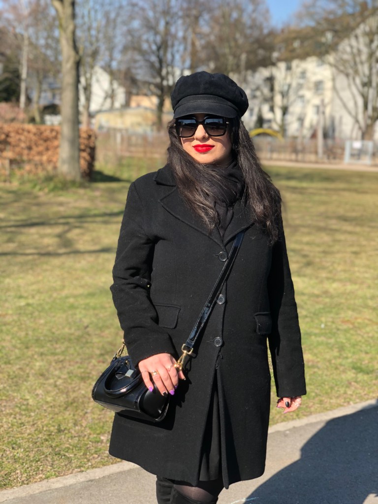 A look completely in black with many nostalgic details and overknees.