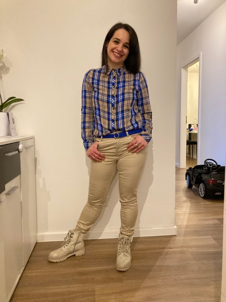 Flannel combined with the summer goth make-up