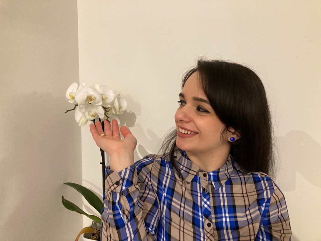 Flannel combined with the summer goth make-up