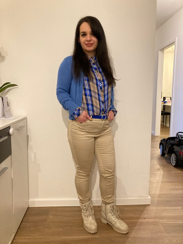 Flannel combined with the summer goth make-up